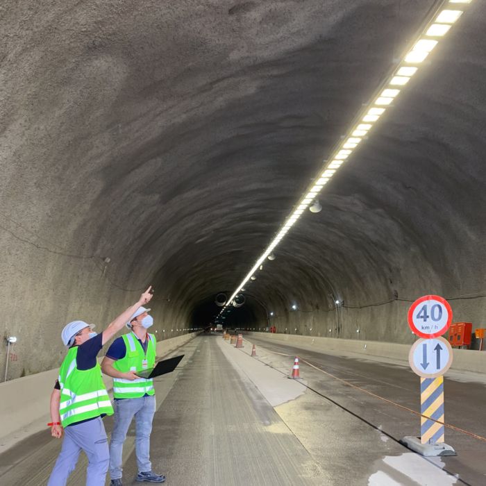 Ingénieurs d'application de Phoenix Contact dans le tunnel de Tamoios