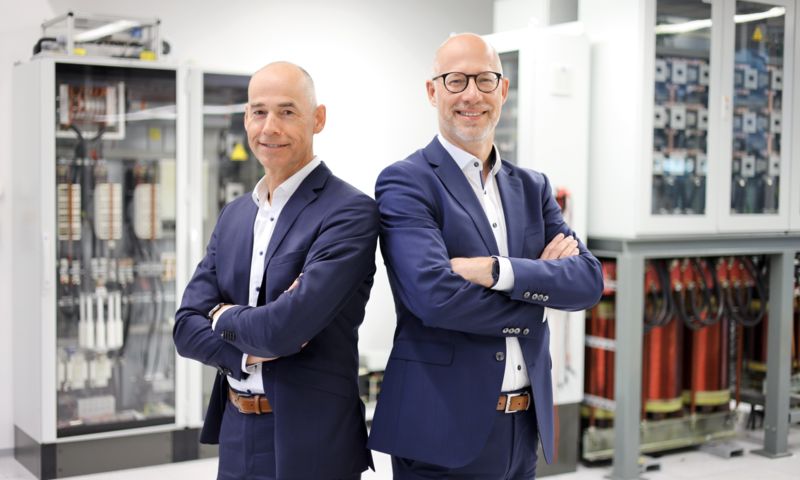 Christian Helmig, Vice President Field Device Connectors e Martin Wetter, Executive Vice President Innovation di Phoenix Contact GmbH & Co. KG davanti a una distribuzione di corrente continua