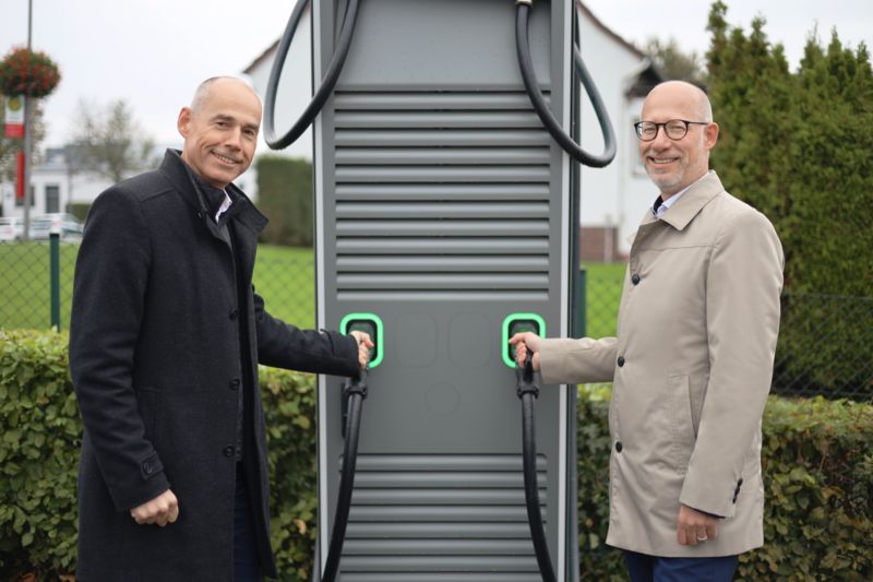 El Dr. Wetter y el Dr. Helmig en la estación de recarga del All Electric Society Park