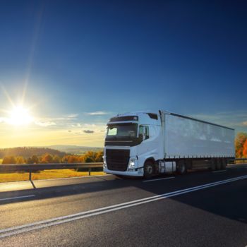 Ein LKW fährt über eine Landstraße