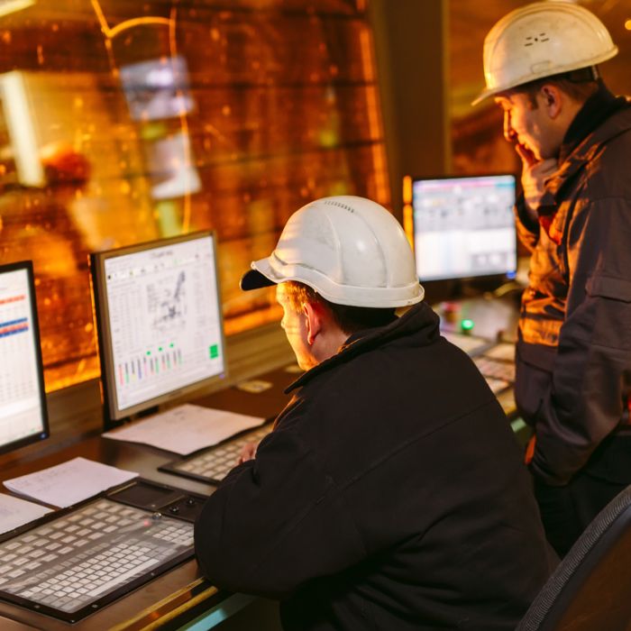 Employee in the thermal process industry as well as data and dashboards