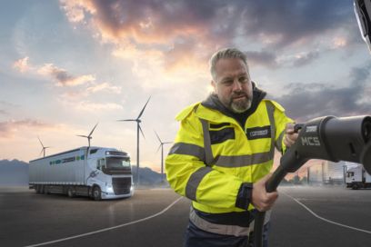 Personne avec câble de charge