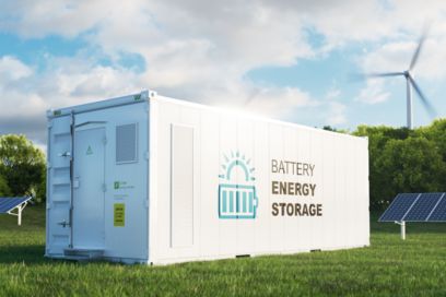 Energiakkumulator med solenergi og vindkraft i bakgrunnen