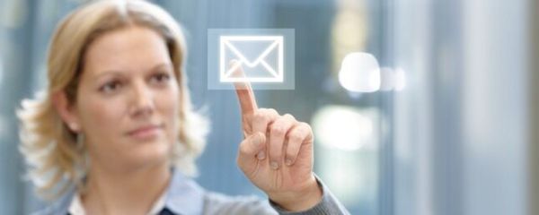 Una mujer toca el icono del correo electrónico