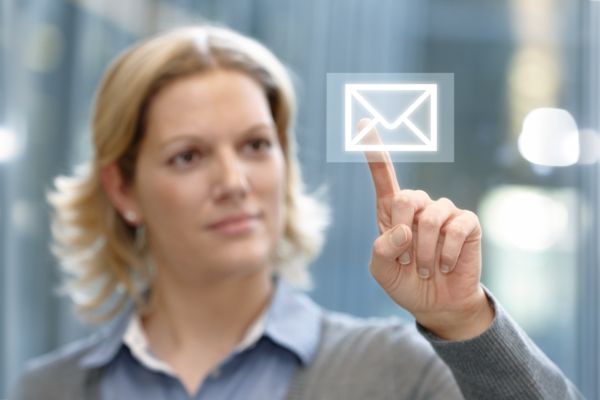 Frau zeigt auf E-Mail-Symbol