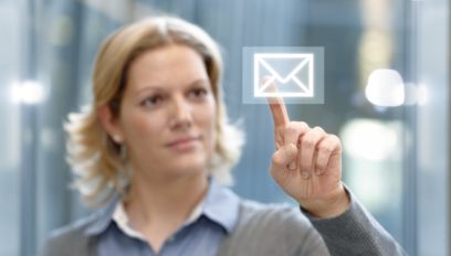 Frau tippt mit dem Finger auf ein digitales Brief-Icon