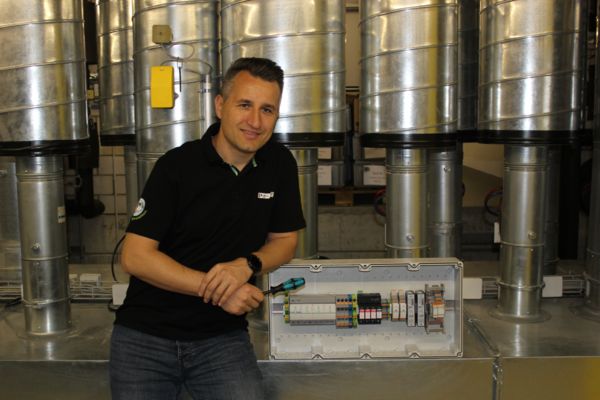 Mitarbeiter mit einer Surge-Box