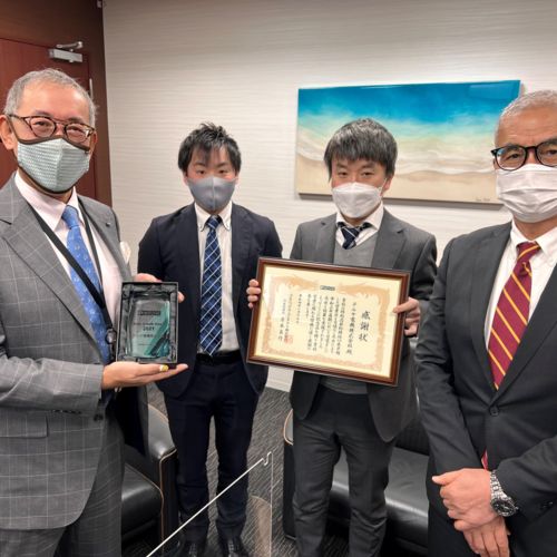 テルヤ電機株式会社の江川社長（左）と弊社社員と当社の青木（右）