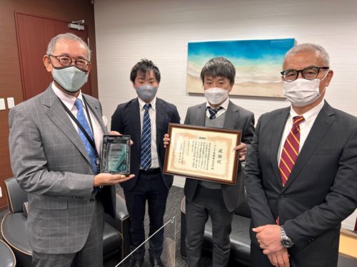 テルヤ電機株式会社の江川社長（左）と弊社社員と当社の青木（右）