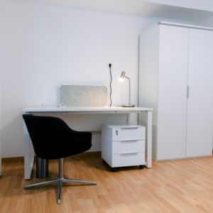 Gästehaus Flachsmarktstr. 44 Schlafzimmer mit Schreibtisch