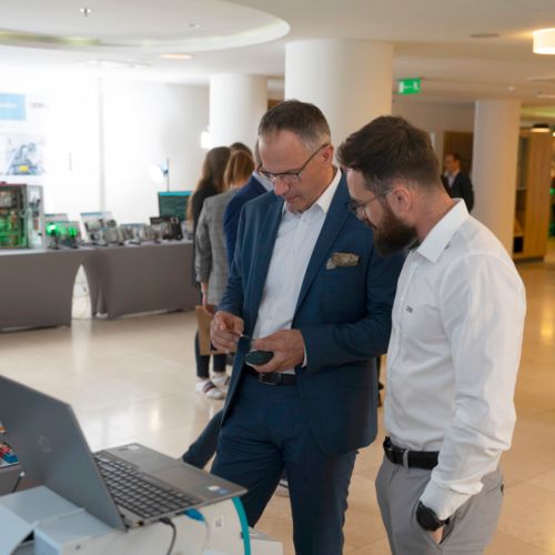 mężczyźni z laptopem podczas technology days