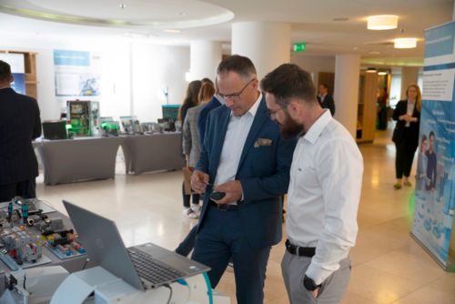 mężczyźni z laptopem podczas technology days