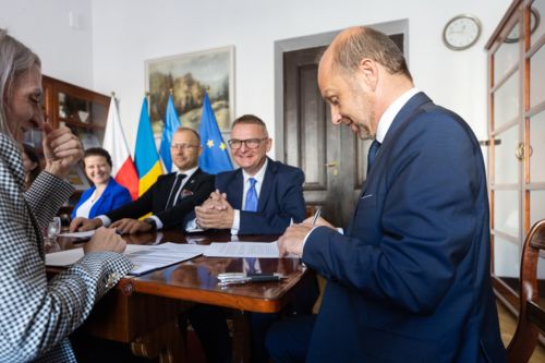 Międzynarodowe Centrum Integracji FENIKS  - Dominik Mazur i Maciej Merek