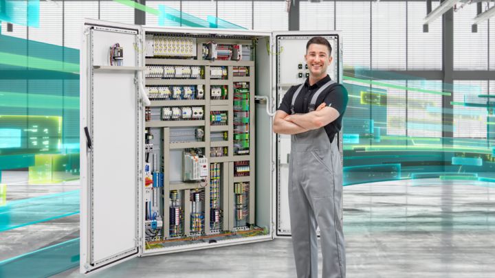 Eletricista perto de um quadro de comando e controlo