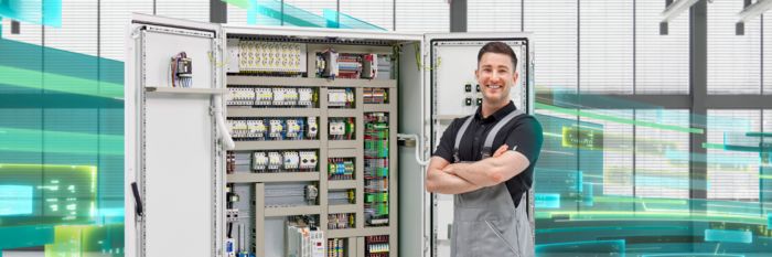 Eletricista de frente para um quadro de controlo e comando com produtos Phoenix Contact 