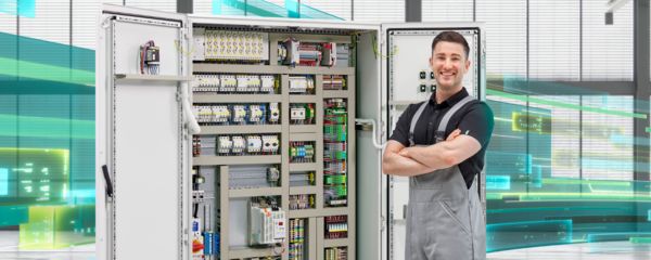 Eletricista de frente para um quadro de controlo e comando com produtos Phoenix Contact 