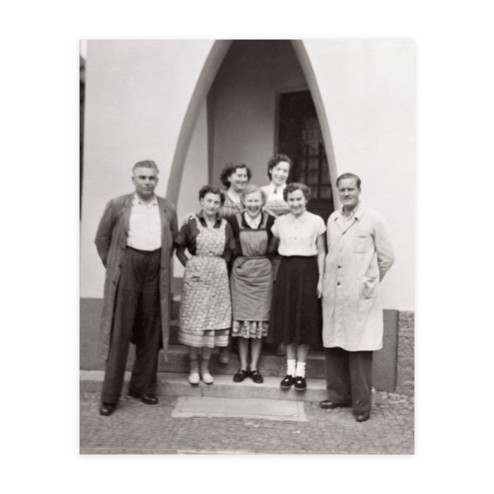 Le personnel de Phönix devant la Bürgerheim à Blomberg