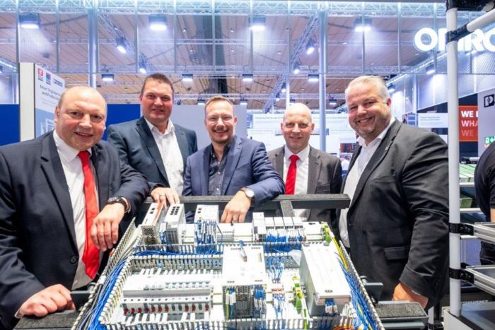 SchaltschrankGESTALTER-team met schakelkastonderdelen