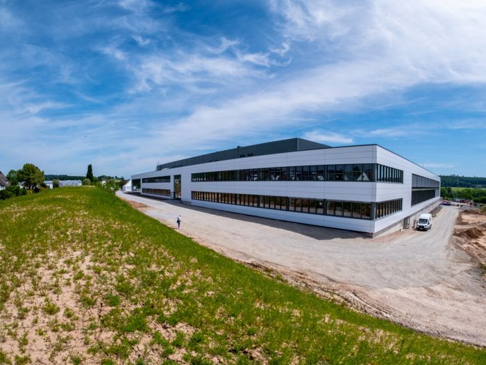 Großes modernes Gebäude von außen
