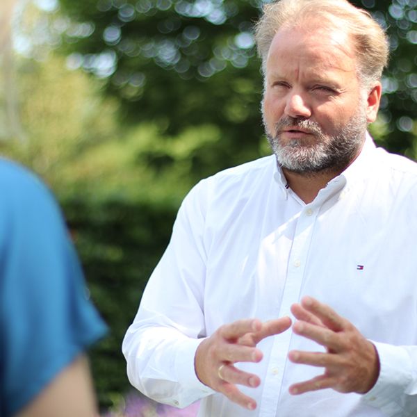 Mitarbeiter unterhält sich