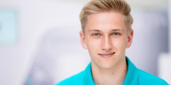 Auszubildener schaut in die Kamera