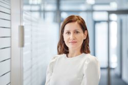 Mitarbeitern lächelt in die Kamera