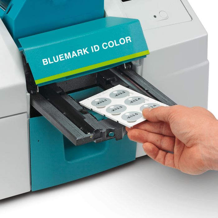 将模板插入BLUEMARK ID COLOR料仓