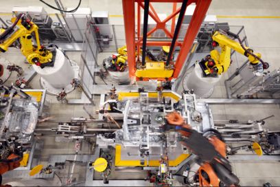 Producción de automóviles con robots de soldadura y carrocería