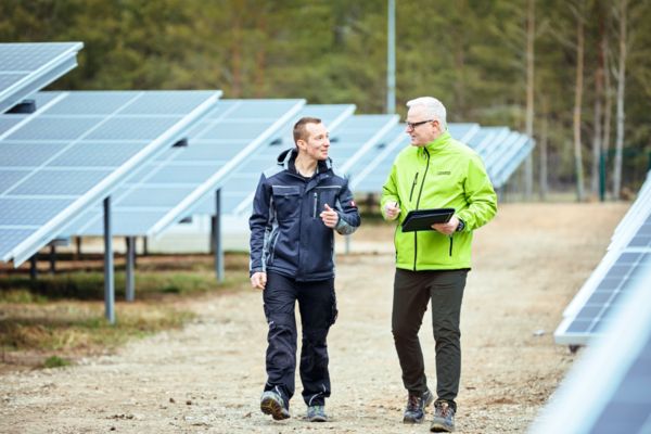 Conversation in the PV park between the customer and a Phoenix Contact sales representative