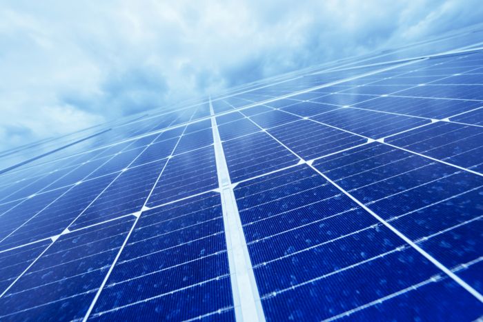 Gros plan sur le panneau solaire devant le ciel
