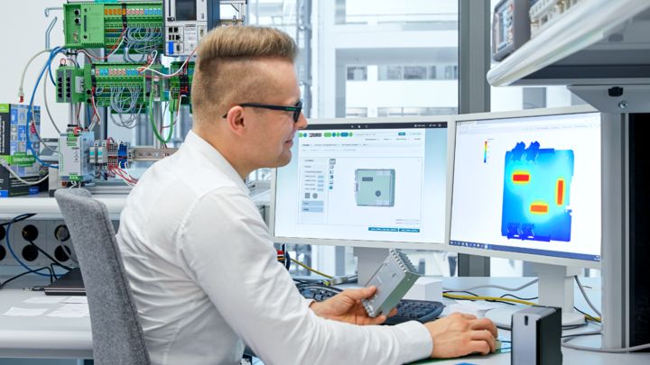 Phoenix Contact employee with a thermal simulation on a monitor
