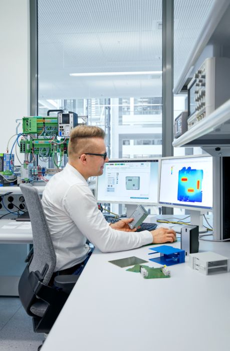 在个人电脑上使用选型软件选择电子模块壳体