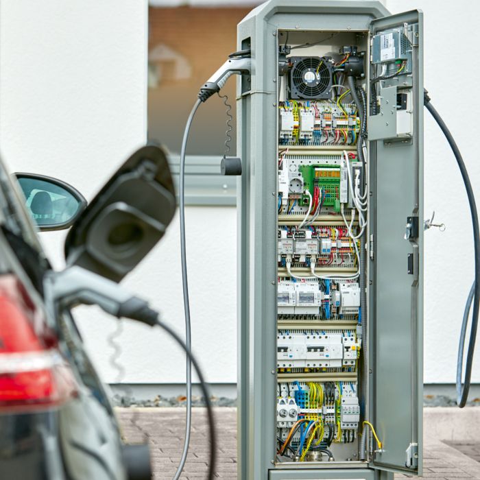 AC töltőoszlop nyitva, eGolf az előtérben