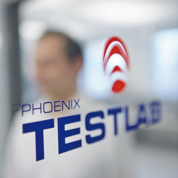 Schriftzug Phoenix Testlab auf einer Glasscheibe