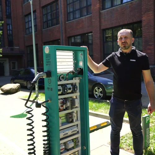słupek ładowania pojazdów elektrycznych z wyposażeniem