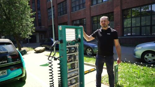 słupek ładowania pojazdów elektrycznych z wyposażeniem