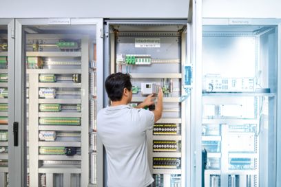 Man performing installation in the control cabinet