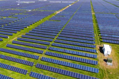 Uitzicht over een solarpark met honderden solarmodulen