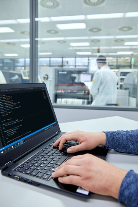 Mani davanti al laptop con programmazione REST