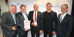 2019: We are named Innovator of the Year for our advanced HPC technology. Dr. Wladimir Klitschko presents the business award to General Manager Michael Heinemann, Project Manager Robert Ewendt, and Developer Dirk Moseke.