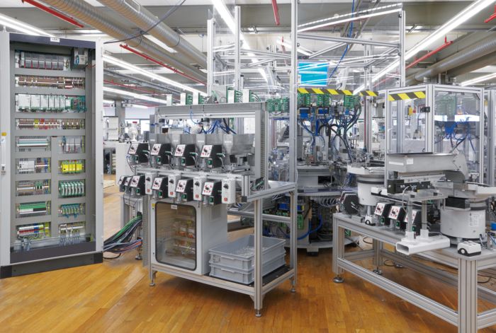 Interruptores de protección magnetotérmicos en el armario de control de una máquina