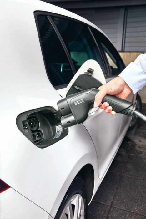 E-Auto mit CCS-Ladedose wird mit CCS-Ladestecker CHARX connect compact geladen