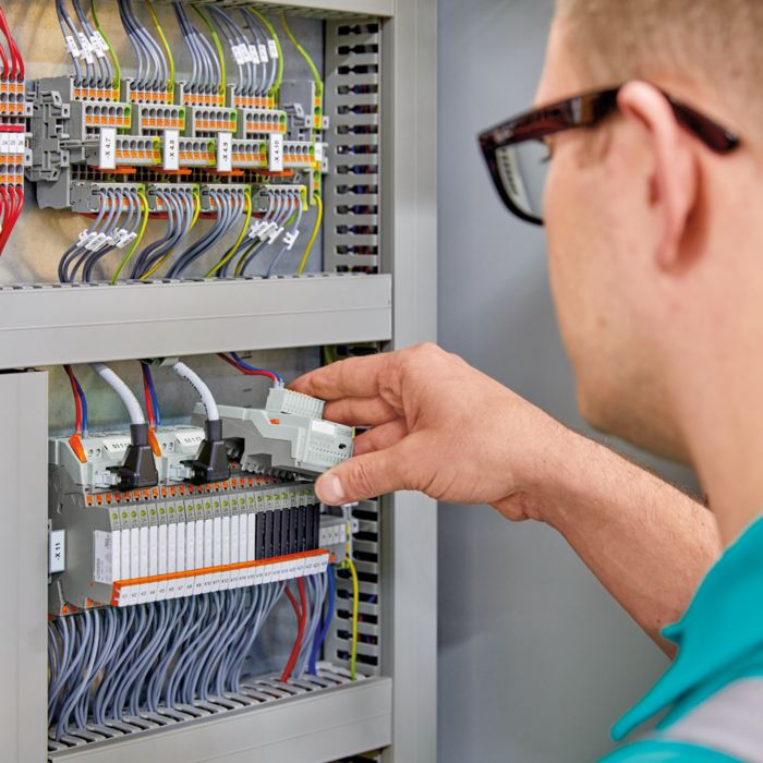El control de relés PLC logic está instalado en el armario de control