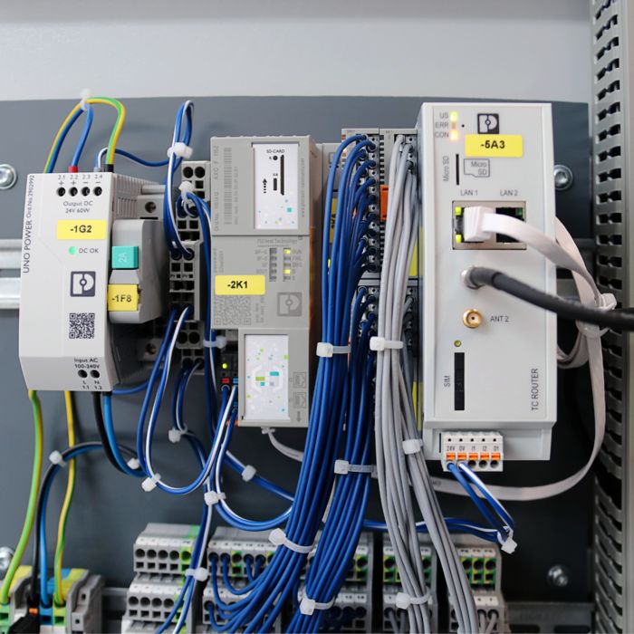 Control de bombas inteligente con PLCnext Control instalado en un armario de control