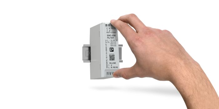 一隻手將 EMC 濾波器卡入 DIN 導軌