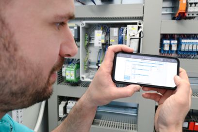 Person with a cell phone in the Laatzen pumping station