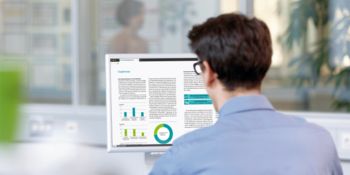 Person analysiert Schaltschrankbau-Daten am Computer