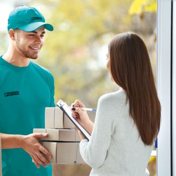 Lieferdienst von Phoenix Contact übergibt einer Person Pakete