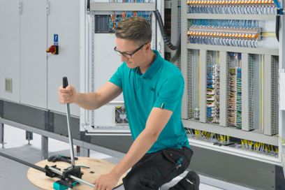 Person cutting a DIN rail with the PPS COMPACT DIN rail cutter