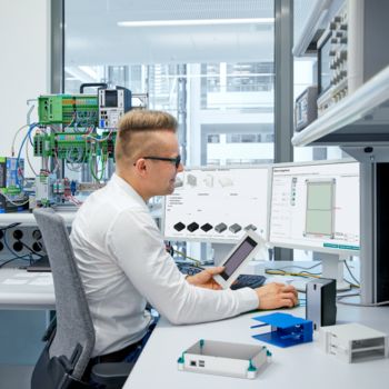 Valaki az elektronikaház-kijelzők konfigurátorát használja a számítógépén